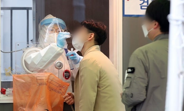 서울역 광장에 마련된 신종 코로나바이러스 감염증(코로나19) 임시선별진료소에서 의료진이 시민의 검체를 채취하고 있다. /사진=뉴스1
