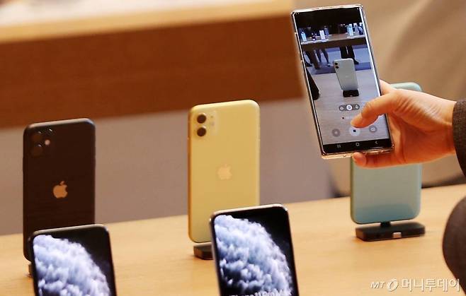 애플 신제품 아이폰 11 · 11 Pro · 11 Pro Max 등이 정식 출시된 25일 오전 서울 강남구 신사동 애플 가로수길 매장에서 구매자들이 제품을 둘러보고 있다. / 사진=김휘선 기자 hwijpg@