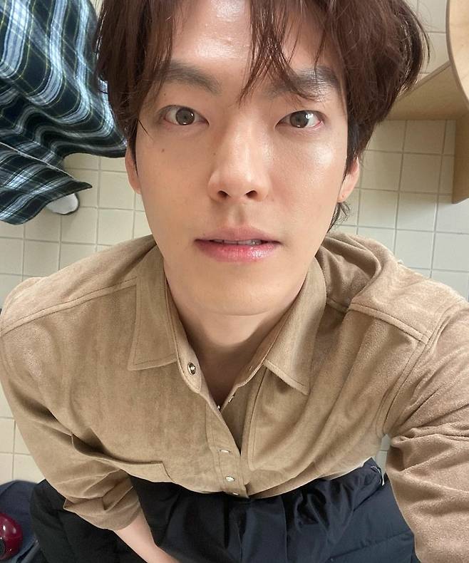 Actor Kim Woo-bin reported his current status with a Selfie.On March 3, Kim Woo-bin posted a picture on his instagram without any comment.In the open photo, Kim Woo-bin is taking a self-portrait from the angle overlooking as if it were taken by an air, and the sharp jaw line and warm beauty catch his eye.In the post, actor An Jung-hyun commented, My face was open.On the other hand, Kim Woo-bin is currently filming Choi Dong-hoons new film Alien.