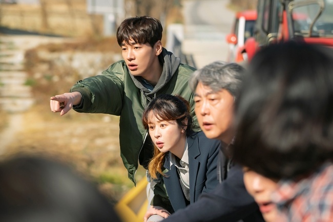 Hi? Its me! Choi Kang-hees Superman Instinct wriggles again.On March 4, KBS 2TV drama Hi?Its me! (playplayplay by Yoo Song-i/director Lee Hyun-seok/Produced Beyond Jay, Ace Maker Movie Works) production team released a still cut that Choi Kang-hee, who plays 37-year-old Ban Hani in the play, bravely jumped into the river to save a high school student who fell into the water.In the public photo, Hani falls into the river and rushes toward the water without rushing back and forth for dangerous students.There is a growing interest in what ideas will be full of wits to save students.In addition to being in a hurry, Han Yoo-hyun (Kim Young-kwang) is also exposed to the stills that are wet in water, raising questions about how they will overcome the difficulties.Previously, Hani received a mission from the product development team leader Ji Eun (Kim Yu-mi), who is watching him, to receive prototypes for pitching new product projects.It is expected that the life of Joa Confectionery will not be good because the hateful hair is properly embedded from the first day of work, and it is noteworthy how Hanis choice to break the instructions of his boss and save students will produce results.
