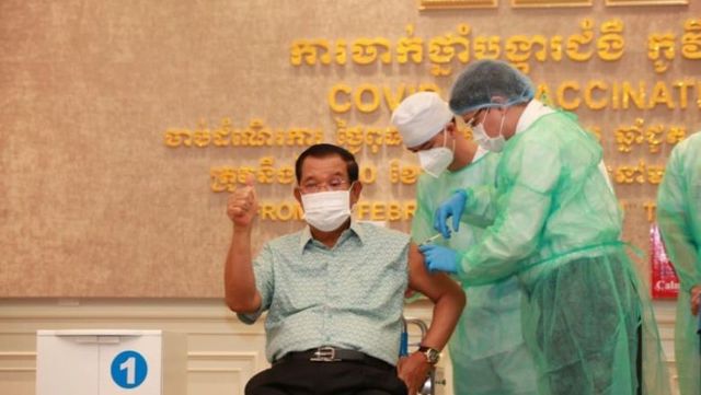[서울=뉴시스] 가장 먼저 중국 시노팜(중국의약집단) 백신을 맞겠다고 약속했던 캄보디아 총리가 4일 아스트라제네카 백신을 접종했다. 고령의 나이를 이유로 내세우면서다. 사진은 프놈펜의 칼메트 병원에서 백신을 접종 중인 훈 센(68) 총리의 모습. (사진=프놈펜포스트 캡처) 2021.03.04.