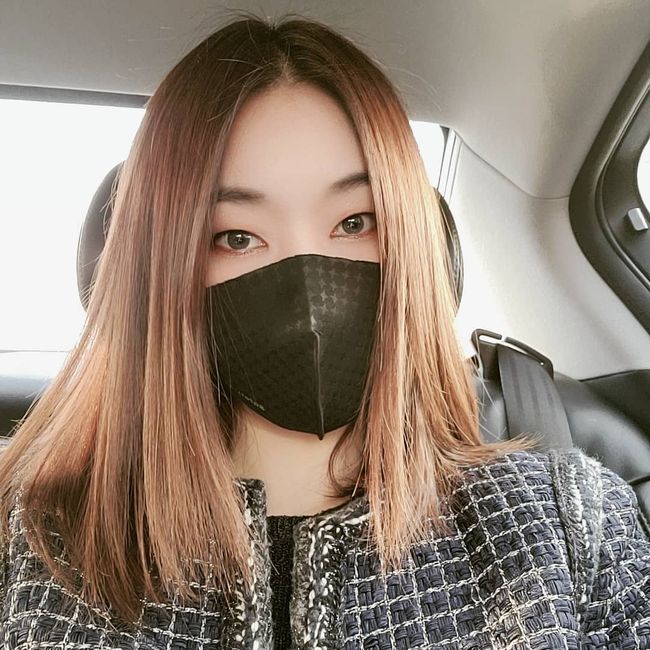 Model Han Hye-jin showed off more sophisticated Beautiful looks and fashion.Han Hye-jin posted a photo on her Instagram on the 4th.In the photo, Han is moving in a car. Han Hye-jin, a hairstyle, wears a full make-up and a Mask.Han Hye-jin is full of sophisticated charm even though she wears a Mask. Han Hye-jins unique dark eye line and black Mask are combined to complete the charm of a chic city woman.On the other hand, Han Hye-jin is currently appearing on KBS Joy Love Interference 3.