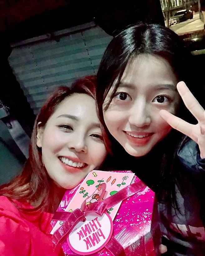 Eugene released a lovely two-shot with his daughter, Hyun-soo Kim.Eugene said on his 4th day instagram, # Oh Yoon Hee # Bae Rona # Happy mother and daughter So beautiful daughter Hyun Soo ~! You came to the filming site to give birthday present ~ I am impressed ~!Thank you pretty Hyunsu and posted a picture.Eugene in the open photo is smiling at the camera while standing side by side with Hyun-soo Kim. The two lovely actors catch the attention of the viewers.In addition, the photo shows the card of Hyun-soo Kim, who wrote it directly for Eugenes birthday. Hyun-soo Kim is attracted to To. Mom!and added a warm heart.Meanwhile, Eugene is married to Actor Ki Tae-young and has two daughters, Tous and Laurin.Currently, he is appearing on SBS Drama Penthouse 2 as Oh Yoon Hee.Photo: Eugene Instagram