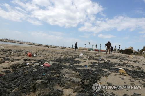 최악의 기름 유출로 타르 범벅이 된 이스라엘 지중해변 [로이터=연합뉴스 자료사진]