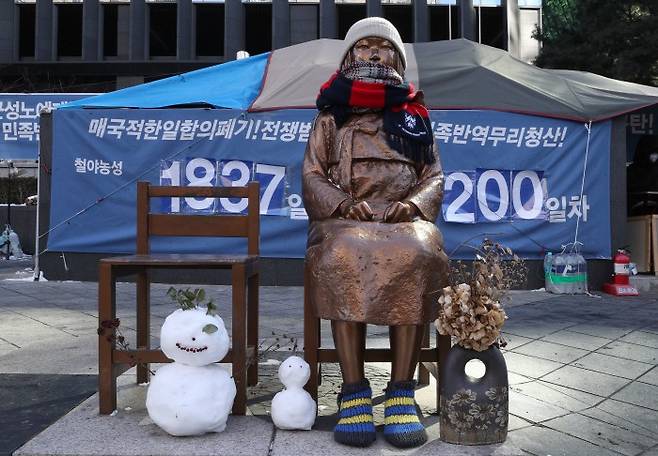 지난 1월 8일 일본군 위안부 피해자들이 일본 정부를 상대로 낸 손해배상 청구 소송에서 승소한 가운데 옛 주한 일본 대사관 부지 앞에 세워진 위안부 소녀상의 모습. [이승환 기자]