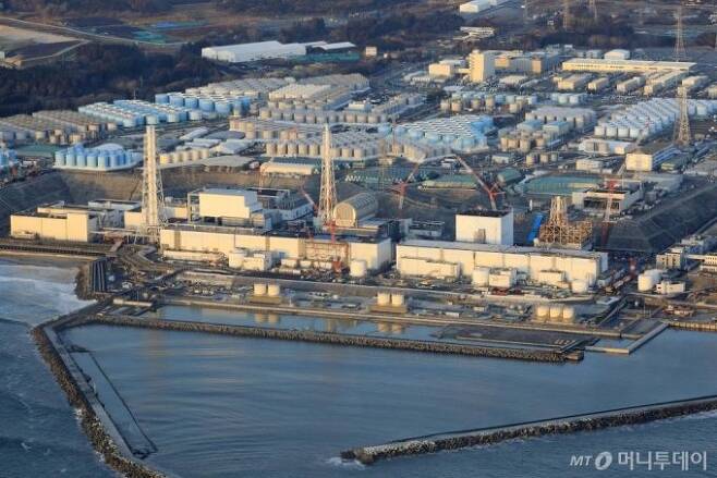 [오쿠마=AP/뉴시스] 일본 동북부 후쿠시마현 소재 후쿠시마 다이이치(제일) 원자력 발전소의 2월14일 전경. 10년 전 대지진으로 원자로 3기가 녹아버린 이 원전 부근은 전날 진도6강의 큰 지진이 감지되었다. 그러나 22일 원전 운영업체 도쿄전력이 3호기 원자로에 설치됐던 지진계가 지난해 7월 호우로 고장난 것을 알고도 수리하지 않은 것으로 드러나 비판 받고 있다. 2021. 2. 22.