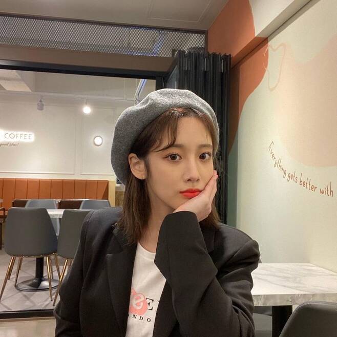 Lovelyz Yoo Ji-ae showed off her beauty in a beret.Yoo Ji-ae uploaded a picture to her Instagram page on March 4 with an emoticon.In the photo, Yoo is staring at the camera with his chin. Yoo is shooting at the fan with a sleek jaw line and big eyes.The netizens who saw this responded such as the beret color has changed and it is similar to the beret that the correction has raised.