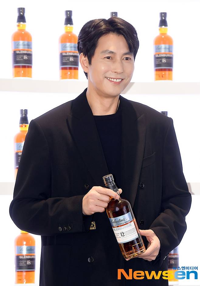 Actor Jung Woo-sung poses at the Mo Whiskey Brand Photo Event held in Yeouido, Yeouido, Seoul, on March 4th.