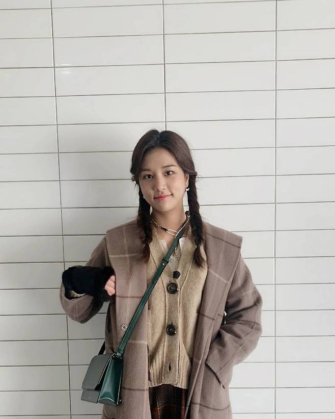 LABOUM Ahn Sol-bin showed off her beautiful looks with a pair of lamb chopsAhn Sol-bin posted two photos on the LABOUM official Instagram on March 5 with the phrase Its a weekend after today.In the photo, Ahn Sol-bin beams with his hair braided; Ahn Sol-bin thrills fans with a small face and big eyes.Lattes (LABOUM official fandom names) are just a little bit more supportive until Friday, added Ahn Sol-bin, expressing his affection for fans.The netizens who saw this responded such as Thanks to you and Ahn Sol-bin also fights.