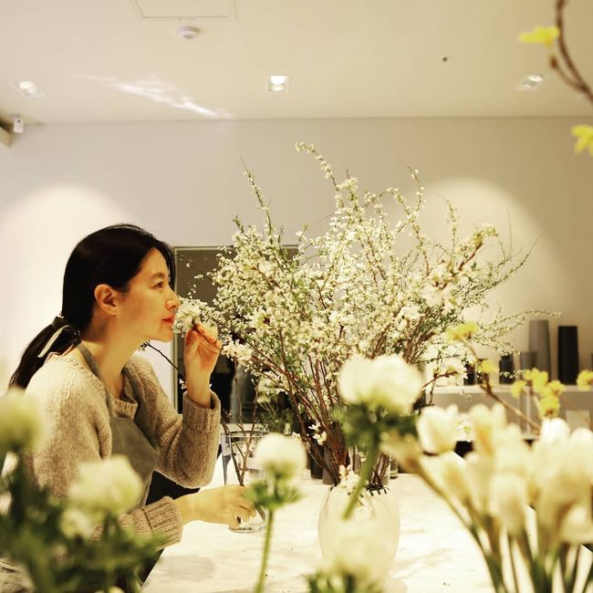 Actor Lee Yeong-ae has given off a beautiful beauty over flowers.Lee Young-ae posted several photos on his Instagram on the 5th with an article entitled Thank you both domestic and foreign fans ~ Happy.In the photo, Lee Yeong-ae, who is wearing a comfortable knit, is in the flower arrangement.Even if you do not decorate, the elegant atmosphere of beautiful Lee Young-ae catches your eye.Meanwhile, Lee Young-ae marriages with businessman Chung Ho-young in 2009 and has twin siblings.Lee Young-ae Instagram