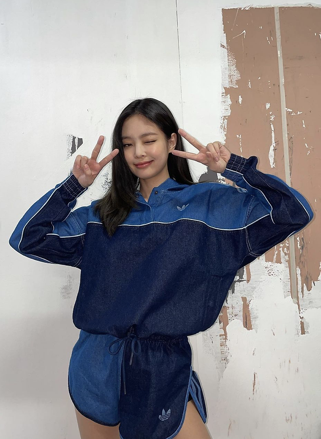 BLACKPINK Jenny Kim showcased her hip fashionJenny Kim posted a picture on her Instagram on the 5th with an article entitled WATCH US MOVE.In the photo, Jenny Kim is wearing a Jump suit training suit, featuring a hip-hugging glamour from Jenny Kim, who also showed off her Lovely with a wink.On the other hand, BLACKPINK, which includes Jenny Kim, completed its first live stream concert YG PALM STAGE - 2021 BLACKPINK: THE SHOW on the official YouTube channel on January 31st.
