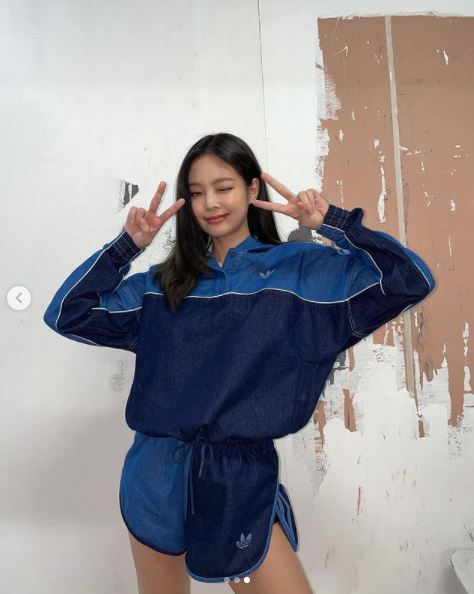 BLACKPINK Jenny Kim completes training fashionJenny Kim posted three photos on her Instagram on the 5th.In the open photo, Jenny Kim poses for the camera while wearing a training suit.Jenny Kim snipped at fanship with a natural vibe and fresh winksOn the other hand, BLACKPINK successfully completed its first live stream concert YG PALM STAGE - 2021 BLACKPINK: THE SHOW on the official YouTube channel on January 31st.Photo: Jenny Kim Instagram