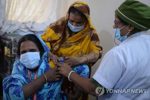 코로나19 백신 접종을 받는 방글라데시 여성(왼쪽). [AFP=연합뉴스]
