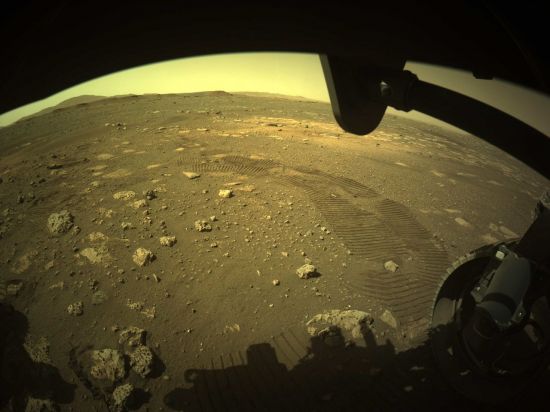 화성에 착륙한 로버 퍼서비어런스가 지표면에 남긴 바퀴 자국 [이미지출처=연합뉴스]
