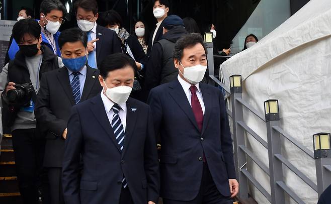 지난 2일 부산 가덕도 천성항의 한 카페에서 열린 더불어민주당 부산시장 보궐선거 후보자 선출 경선대회 현장에 이낙연 더불어민주당 대표가 방문한 모습. 이 대표와 시장 후보자들은 대회 내내 신공항 이야기를 강조했지만, 정작 공항 건설로 쫓겨날 위기에 처한 주민들을 방문하진 않았다./ 김동환 기자