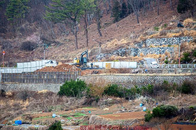 가덕도 곳곳에 펼쳐진 공사판 모습. / 이신영 영상미디어 기자