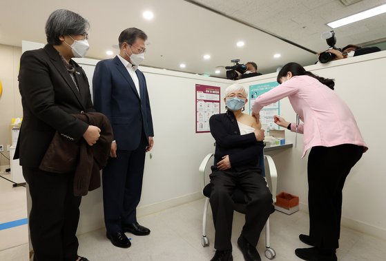 문재인 대통령이 지난달 26일 서울 마포구보건소에서 코로나19 백신 접종을 참관하고 있다. 뉴시스
