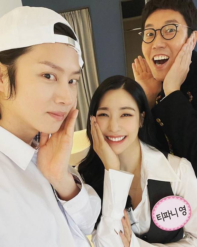 Kim Young-chul, Kim Hee-chul and Tiffany formed a mixed group (?).Kim Young-chul said on March 6th, We are suddenly formed in the waiting room. We are expecting to play a role of Hee-young Nini Tiffany, who will be in the Girls Generation-TTS.Instead of drama, I also posted a picture with the article How about a child?Kim Young-chul in the photo leaves Kim Hee-chul, Tiffany and selfie, and the happiness comes from Kim Young-chuls face, which is laughing all over.Especially, the visuals of three people wearing uniforms give a sense of group feeling.Shinji Koyotae, who saw this, laughed, leaving a comment saying, Why are you so excited?Meanwhile, JTBCs Knowing Brother, starring Kim Young-chul, Tiffany and Kim Hee-chul, will air today (6th).
