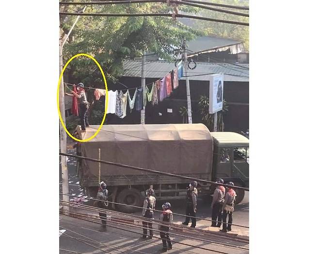 미얀마 군부의 쿠데타 저항 시위 전면전에 현지 여성들이 나서면서 의복의 일종인 ‘타메인’(htamein)이 군부 저지에 적잖은 효과를 내는 것으로 보인다. 최근 자신의 트위터에 사진을 게재한 미얀마의 한 저널리스트는 “탓마도(미얀마의 군대·tadmadaw)는 여성 혐오증(misogynistic)이 있다”면서, 시민들이 요새 인근에 걸어놓은 타메인(htamein)을 걷어내려는 모습이 발견(노란 동그라미)됐다고 밝혔다. 그러면서 여성의 옷가지 아래로 지나가면 불행이 닥친다는 미신이 군인들에게 있다고 그는 덧붙였다. 심지어 치마 아래로 지나가면 남성성을 잃는다는 오랜 믿음도 있다고 한다. 트위터(@hninyadanazaw) 캡처