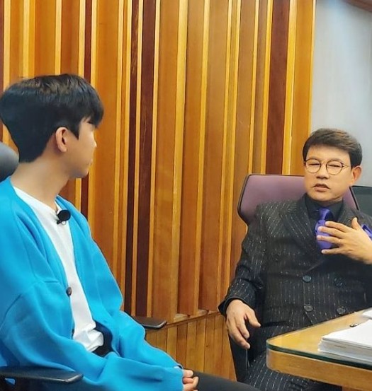 Singer Lim Young-woongs new song My Love Ama recording process is open to the public.The representative chorus Kim Hyonah of Korea released Lim Young-woongs My Love Love recording room on his instagram on the 6th.Kim Hyunah said, I am recording the hero Lim Young-woong of this era, who is releasing the 9th day single soundtrack My Love Child like Starlight in March.Kim Hyunah said, Personality song appearance and star star star! It is a national singer!, and mentioned the names of Set also (writing, composing), Song Ki-young (arrangement) and the recording studio officials who participated in the new song.In the photo released by Kim Hyunah, Lim Yeong-ung and Set also collect their hands and pose for the fight.I can see the expectation of the new song on Lims face. Set also also feels high expectation for Lims song, which he wrote and composed.In another photo, Set also is advising something to Lim Yeong-ung, who is listening.Lim Young-woong will release My Love Love soundtrack at 6 pm on the 9th day.It is foretelling the big hit song of Lim Young-woong following Now I Only Believe and Hero (HERO).