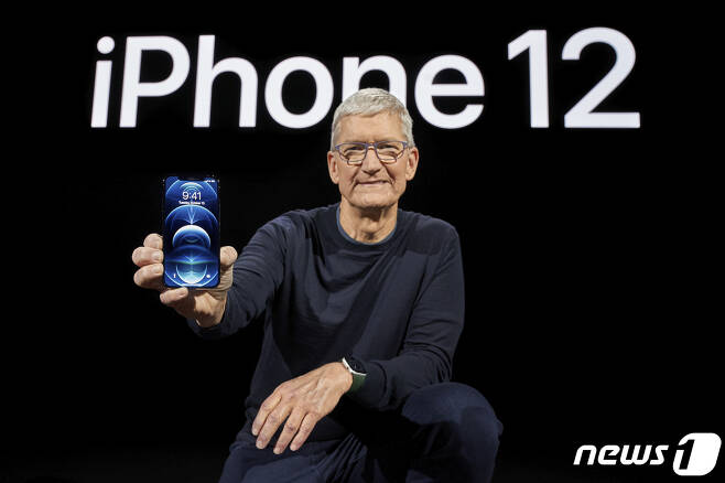 지난해 애플이 지난해 4분기 출시한 첫 5세대(5G) 아이폰인 '아이폰12' 시리즈가 세계적으로 인기를 끈 것도 삼성전자에게는 '악재'였다. ⓒAFP=뉴스1