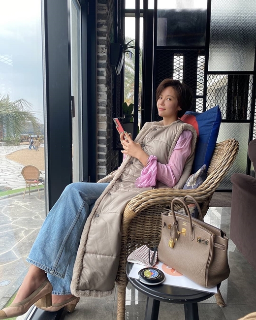 Actor Hwang Jung-eum, 36, reported on the latest.Hwang Jung-eum posted a photo on Instagram on Friday, leaving only heart emoticons (), adding no special comment.Its a routine photo that appears to have been taken at a cafe: a sleeveless padding coat, a pink top, and a pair of annual blue jeans, Hwang Jung-eum.He is smiling brightly at the camera with his unique hair. He also looks at the cellphone.The relaxed atmosphere of Hwang Jung-eum is felt in the picture, and the luxurious fashion style of Hwang Jung-eum is impressive.Netizens responded with heart emoticons such as Beautiful.
