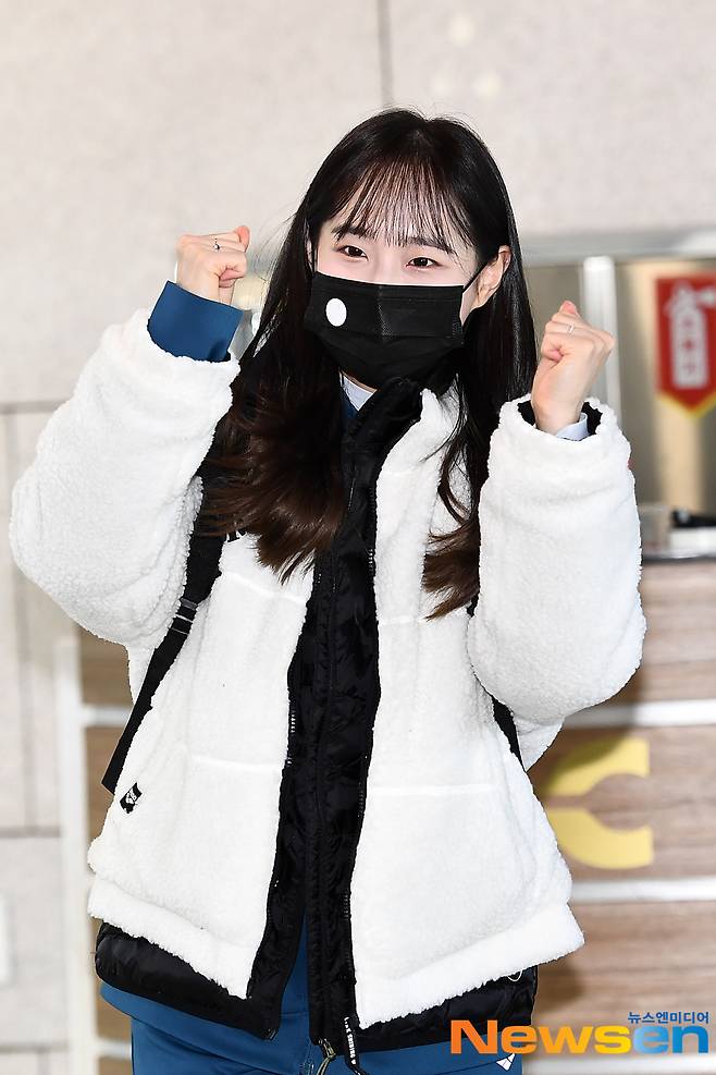 This months girl (LOONA) member Chew is departing for Jeju Island to film SBS entertainment Jungles Law Pioneers through a domestic flight at Gimpo International Airport in Banghwa-dong, Gangseo-gu, Seoul, on the afternoon of March 7.