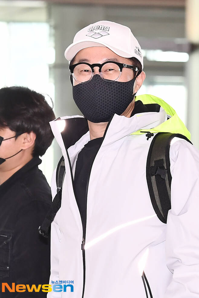 Ji Sang-ryeol is departing for Jeju Island to shoot SBS entertainment Jungles Law through the domestic flight of Gimpo International Airport in Banghwa-dong, Gangseo-gu, Seoul on the afternoon of March 7.