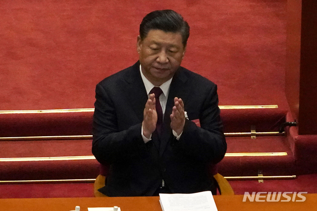 [베이징=AP/뉴시스]시진핑 중국 국가주석이 5일 중국 베이징 인민대회당에서 열린 제13기 전국인민대표대회(NPC·전인대) 개막식에 참석해 박수를 치고 있다. 2021.03.05.