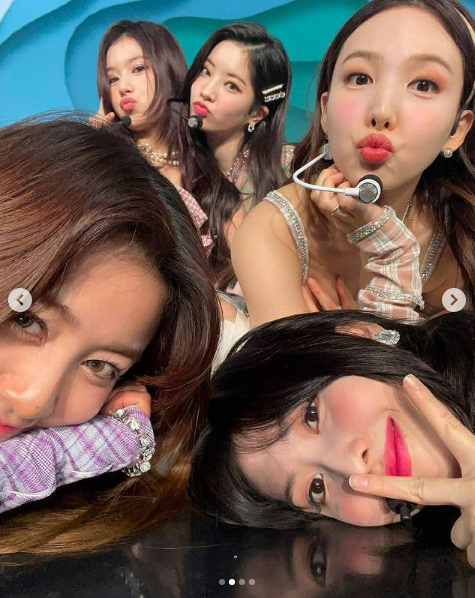 Group TWICE has unveiled its appearance at Japan Concert.TWICE left a picture of Japan Concert on the official SNS on the 7th.TWICE, with its concert costumes, had a free-spirited look and a brilliantly brilliant charm, which showed a further development in the concept of perfecting the concept.Tzuwi revealed her mature charm through her shoulder-exposed costumes; in group photos, TWICE also revealed that they were close friends, posing affectionately with each other.TWICE successfully launched its online live TWICE in Wonderland (TWICE in Wonderland) at 7 p.m. on the 6th