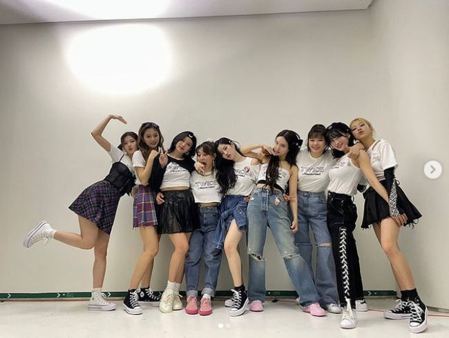 Group TWICE has unveiled its appearance at Japan Concert.TWICE left a picture of Japan Concert on the official SNS on the 7th.TWICE, with its concert costumes, had a free-spirited look and a brilliantly brilliant charm, which showed a further development in the concept of perfecting the concept.Tzuwi revealed her mature charm through her shoulder-exposed costumes; in group photos, TWICE also revealed that they were close friends, posing affectionately with each other.TWICE successfully launched its online live TWICE in Wonderland (TWICE in Wonderland) at 7 p.m. on the 6th