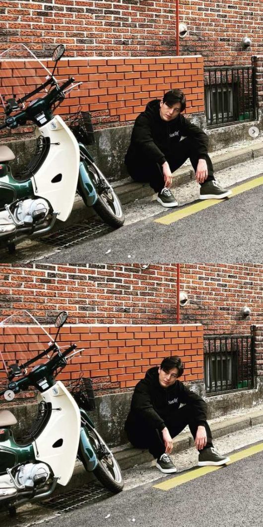 Actor Ryu Soo-young has shown his tough charisma.Ryu Soo-young posted two photos on his SNS on the 6th with an article entitled # Goal # May.The photo shows Ryu Soo-young, who is shooting a drama, sitting next to a bike wearing a hooded T-shirt and sneakers.Liu Su-young, sitting on the floor in a casual outfit, catches his eye with a college student-like look, and he feels charisma in tough charm and intense eyes.Ryu Soo-young is appearing on KBS 2TV entertainment program Pyeonsungrang and will be in close contact with Actor Kim Hwan-hee in MBC drama Goals Have Been.Ryu Soo-young SNS