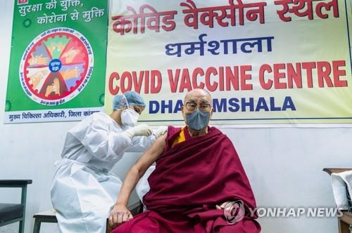 6일 인도 다람살라에서 코로나19 백신을 맞는 달라이 라마(오른쪽). [EPA=연합뉴스]