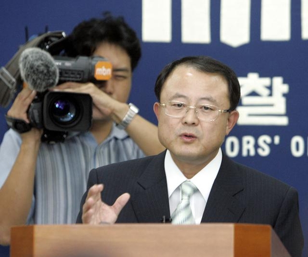 2005년 9월 5일 대검 기자실에서 이동기 당시 형사부장이 부동산 사기에 대한 수사결과를 발표하고 있다. /조선DB