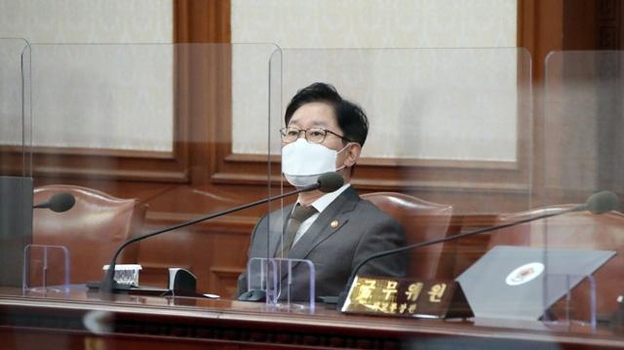박범계 법무부 장관이 지난 2일 정부서울청사에서 열린 국무회의에 참석해 있다. /연합뉴스