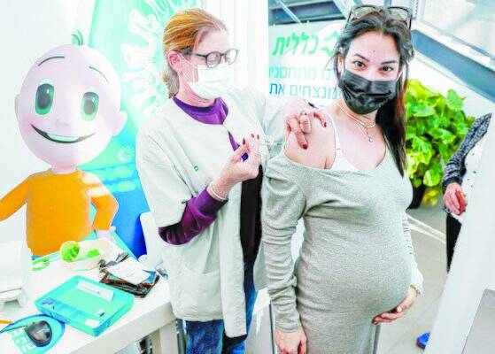 이스라엘은 전 국민의 백신 접종을 독려한다. 임산부 접종도 속도를 내고 있다. 텔아비브에서 한 임산부가 백신을 접종받고 있는 모습. AFP=연합뉴스