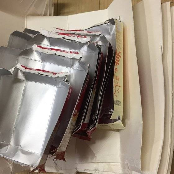 시민들이 분리 배출한 멸균 종이팩과 일반 종이팩. 안쪽에 은색 알루미늄으로 코팅된 포장재가 멸균팩이다. 소비자기후행동