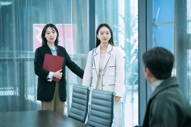 In Do not apply the Lipstick, senior, Won Jin-A and RO WOONs awkward The Slap are foreseen.JTBCs monthly drama The Senior, The Lipstick Do not Do (director Lee Dong-yoon/The playwright Chae Yoon/Produced JTBC Studio) hinted at the farewell with the appearance of Yun Sung-ah (Won Jin-A) who left the Europe project and returned to Korea three years later and Chae Hyun-seung (RO WOON) who turned her back on her. I put him in the palace.As a result, the attention is focused on the appearance of Yun Sung-ah, who returned to the headquarters of the domestic Claar, amid the hot curiosity about the 15th broadcast to be broadcast on March 8th.However, the meeting room, which she was guided to wait for a while, is where Chae Hyun-seung was first located, and the unexpected Slap of the two unfolds.In the photo, you see him at once, and yun sung-ah is sitting in his seat and watching him.Chae Hyun-seung turned away from her on the other side of the crosswalk last night, and this time she has a formal smile that does not carry any emotion, so it is more awkward.Three years ago, when Yun Sung-ah decided to join the EuropeTF team, he promised love and kissed him, saying that he would never break up. Why did the two people suddenly become so cold and cold?