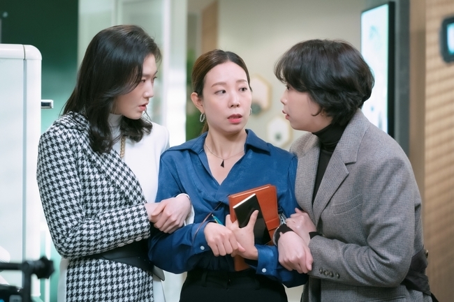 In Do not apply the Lipstick, senior, Won Jin-A and RO WOONs awkward The Slap are foreseen.JTBCs monthly drama The Senior, The Lipstick Do not Do (director Lee Dong-yoon/The playwright Chae Yoon/Produced JTBC Studio) hinted at the farewell with the appearance of Yun Sung-ah (Won Jin-A) who left the Europe project and returned to Korea three years later and Chae Hyun-seung (RO WOON) who turned her back on her. I put him in the palace.As a result, the attention is focused on the appearance of Yun Sung-ah, who returned to the headquarters of the domestic Claar, amid the hot curiosity about the 15th broadcast to be broadcast on March 8th.However, the meeting room, which she was guided to wait for a while, is where Chae Hyun-seung was first located, and the unexpected Slap of the two unfolds.In the photo, you see him at once, and yun sung-ah is sitting in his seat and watching him.Chae Hyun-seung turned away from her on the other side of the crosswalk last night, and this time she has a formal smile that does not carry any emotion, so it is more awkward.Three years ago, when Yun Sung-ah decided to join the EuropeTF team, he promised love and kissed him, saying that he would never break up. Why did the two people suddenly become so cold and cold?