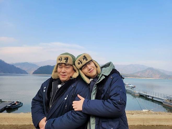 Mun Se-yun and Kim Seon-ho boasted sibling-like breathingMun Se-yun posted a picture on his instagram on March 8 with an article entitled Before Honeymoon to Free: Wildlife Couple.Mun Se-yun and Kim Seon-ho in the public photos pose affectionately with thick jumper and hat with Wildlife.Kim Seon-ho, who leans his head slightly with his arms folded on Mun Se-yun, laughs.Mun Se-yun and Kim Seon-ho are currently appearing together as members of KBS 2TV Season 4 for 1 Night 2 Days.The two boasted extraordinary friendships, appearing in dramas and entertainment programs that appeared with each other.