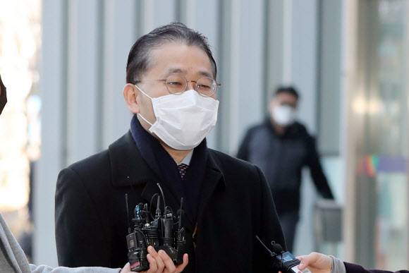 김학의 전 법무부 차관에 대해 ‘불법 출국금지 조처’를 한 의혹을 받는 차규근 법무부 출입국·외국인정책본부장이 5일 구속 전 피의자 심문 출석을 위해 수원지법 청사로 들어서기 전 취재진의 질문을 받고 있다. 2021.3.5 연합뉴스