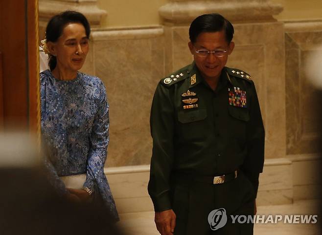 미얀마 쿠데타를 주도한 민아웅 흘라잉(오른쪽) 사령관과 아웅산 수치 국가고문[EPA=연합뉴스 자료사진]