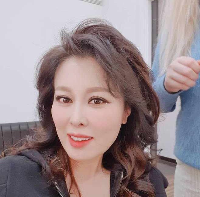 Seoul) = Actor Hong Ji-min boasted more beautiful Beautiful looks after the Diet.Hong Ji-min wrote on his instagram on the 9th, When the hands of experts touch, they become magical. Thank you always. Hair is also Miss Korea Head.In the photo, he showed off his Beautiful looks with his colorful Hairstyle and bright makeup. Many people are interested in his recent history of collecting topics with his Beautiful looks that has been on the rise since the Diet.Hong Ji-min collected a big topic with a miracle Diet that lost 32kg in 3 months from 89kg immediately after the second birth.