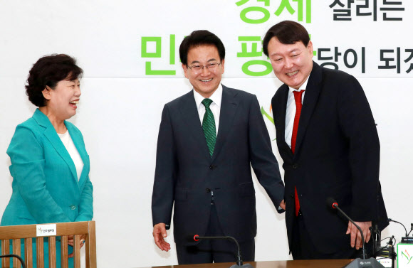 2019년 윤석열(오른쪽) 전 검찰총장이 정동영 당시 민주평화당 대표를 만나고 있다. 연합뉴스