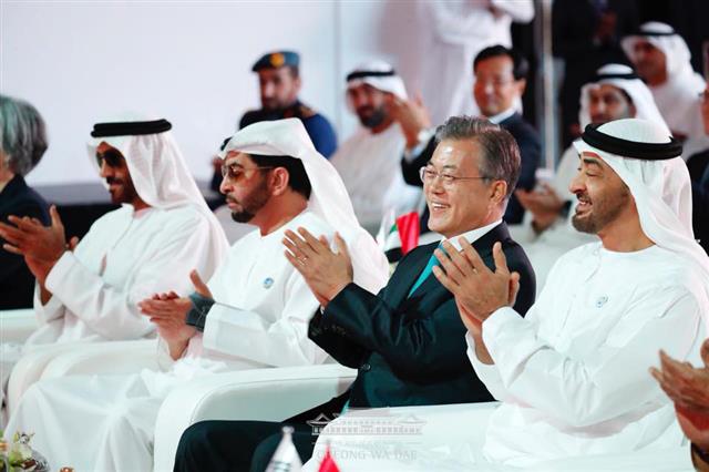아랍에미리트(UAE)를 공식 방문 중인 문재인 대통령과 모하메드 빈 자이드 알 나흐얀 왕세제가 26일(현지시간) 바라카 원전 1호기 건설완료 행사에서 박수치고 있다.청와대 페이스북