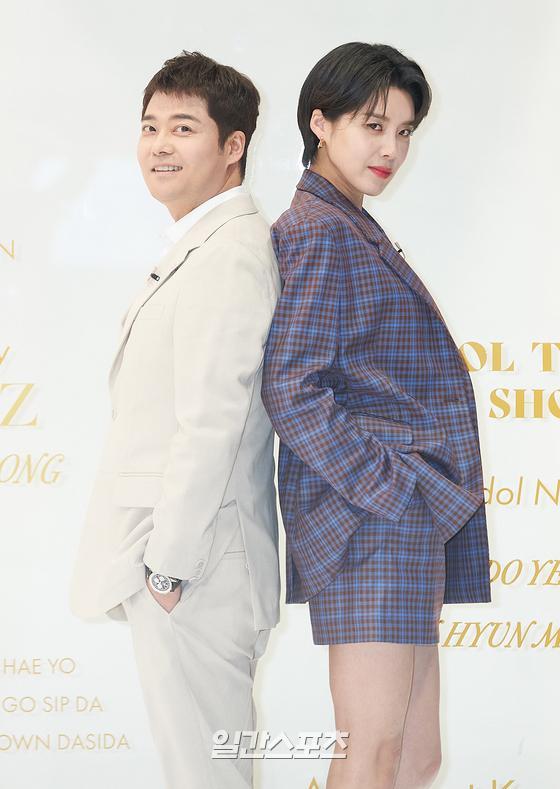 Broadcasters Jun Hyun-moo and Jang Doyeon attend the Mnet TMI NEWS production presentation, which was broadcast live online on the afternoon of the 10th, and have photo time.