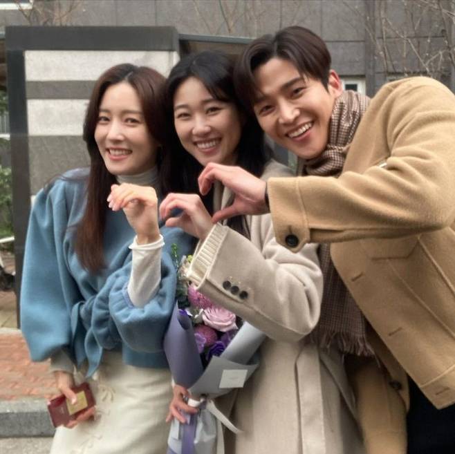 Actor Wang Bit-na released Ha Yoon-kyung, RO WOON and Sam Brother and Sister shots.Wang Bit-na uploaded two photos to her Instagram on March 9, along with the phrase Brother and Sister Forever.Wang Bit-na in the photo is making Ha Yoon-kyung, RO WOON and Hearts; the three were impressed with their bright smiles and warm visuals.Wang Bit-na said, I think its just started, but its already over until the last broadcast.I sincerely thank you for watching Do not apply that lipstick, senior in the meantime. Park Hae-sun, who saw this, commented, Wow Yoon Kyung-yi and Kim Han-na commented, I was so sorry I did not see you on the film.