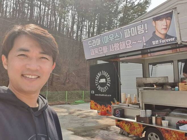 Actor Ahn Jae-wook has certified Coffee or Tea Gift from Japanese fans.Ahn Jae-wook posted several photos on his Instagram account on March 10 with the caption: #tvn #Drama #mouse #japan #forever #support #snack #thank you #forgive #forgive me #forgive me.In the open photo, Ahn Jae-wook leaves a certification shot in front of Coffee or Tea, which arrived at the TVN Drama Mouse shooting scene.Unlike the heavy characters in the play, he showed a bright smile and excited the fans.Meanwhile, Mouse is a full-fledged human hunter tracking drama depicting the right young man and local policeman Jung Barm (Lee Seung-ki) and criminal Ko Mu-chi (Lee Hee-joon) who are called the top 1 percent of psychopaths, the end of confrontation with the most vicious Predator, and the fate being reversed.Ahn Jae-wook plays Han Seo-jun, a genius neurosurgeon; broadcasts every Wednesday and Thursday at 10:30 p.m.