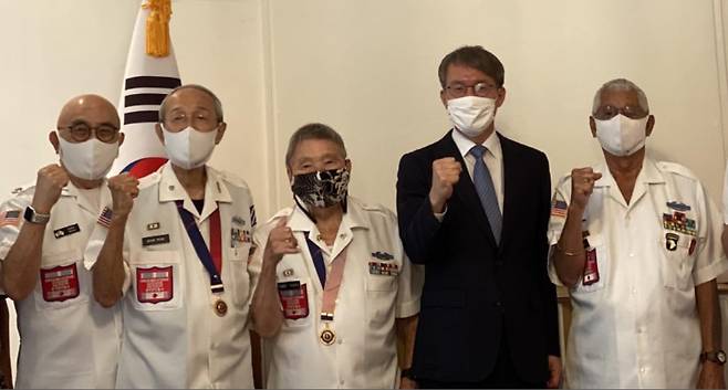 마스크 기증식에 참석한 미국 하와이주 한국전 참전용사들 [주호놀룰루 총영사관 제공·재판매 및 DB 금지]