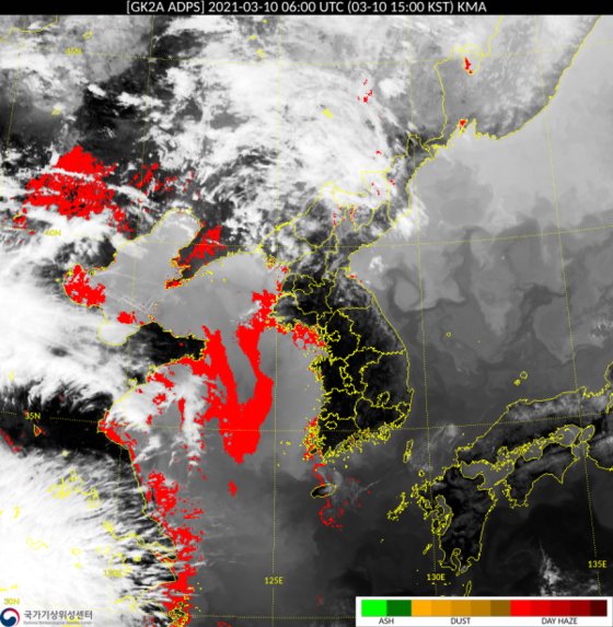 천리안 2A가 촬영한 영상을 바탕으로 제작한 '황사 영상' 10일 오후 3시에 촬영한 것으로 중국과 서해, 한반도 서쪽에 붉은색으로 표시된 연무(Haze)가 관측되고 있다. [기상청 홈페이지]
